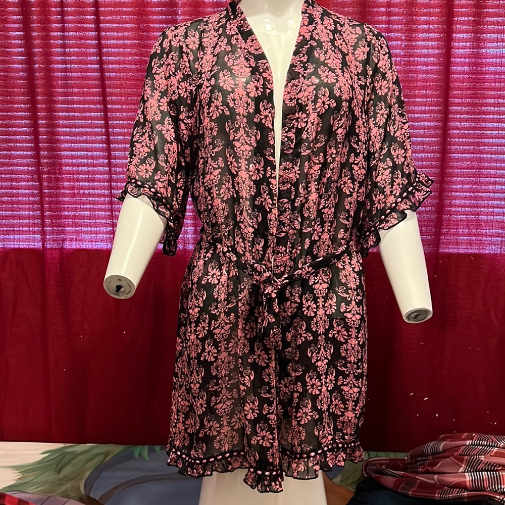 Forever 21 XXI floral lightweight 3/5 length ruffled sleeve and hem robe. Sheer